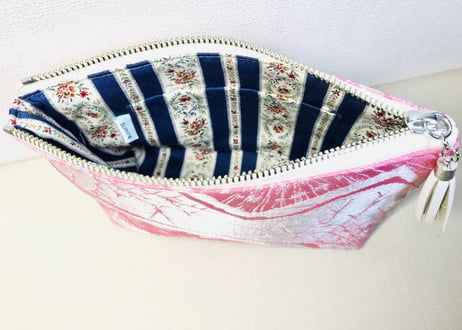 ファスナーポーチ　鮮やかなピンクとシルバー／zipper pouch