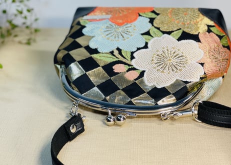 がま口ショルダーバッグくし型18cm／桜と紅葉／Clasp Shoulder Bag (18 cm Frame Type)
