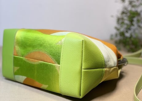 がま口ショルダーバッグ20cm／ライトグリーン×シルバーの口金／Clasp Shoulder Bag (20 cm Frame Type)