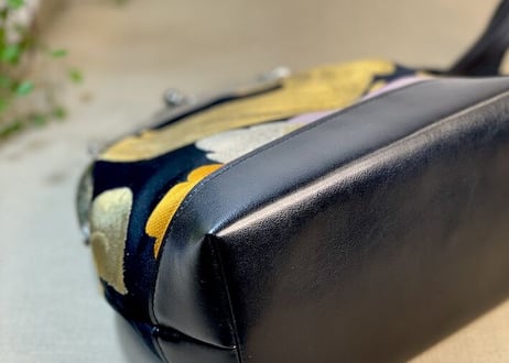 がま口ショルダーバッグ 18cmくし型／黒地に赤と緑が映える帯／Clasp Shoulder Bag (18 cm Frame Type)