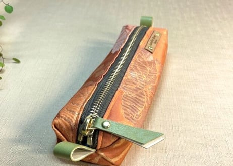 ペンケース型キャラメルポーチ／pencil case／オレンジとゴールドの桐模様