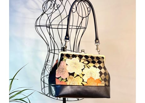 がま口3WAYショルダーバッグ 角形24cm／黒地に桜と紅葉／3-Way Clasp Bag (24 cm Frame Type)