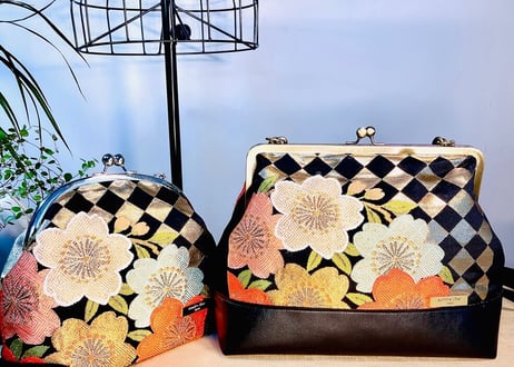 がま口3WAYショルダーバッグ 角形24cm／黒地に桜と紅葉／3-Way Clasp Bag (24 cm Frame Type)