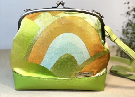 がま口ショルダーバッグ20cm／ライトグリーン×アンティークゴールドの口金／Clasp Shoulder Bag (20 cm Frame Type)