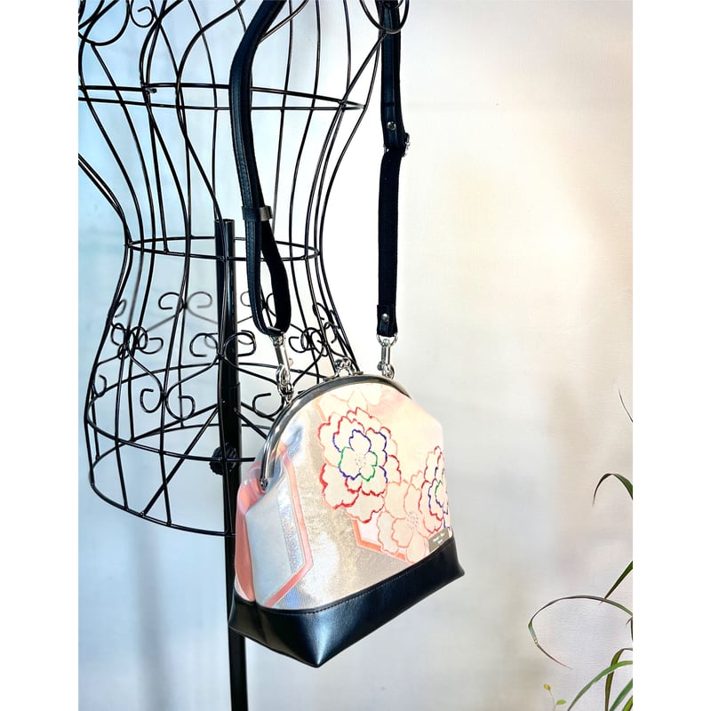 がま口付♪ 可愛いピンクの花柄グラニーバッグ つまみ細工風ブローチがワンポイント がま口付♪ 可愛いピンクの花柄グラニーバッグ つまみ細工風