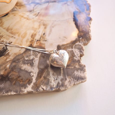 vintage sterling silver puffy heart necklace (M)
