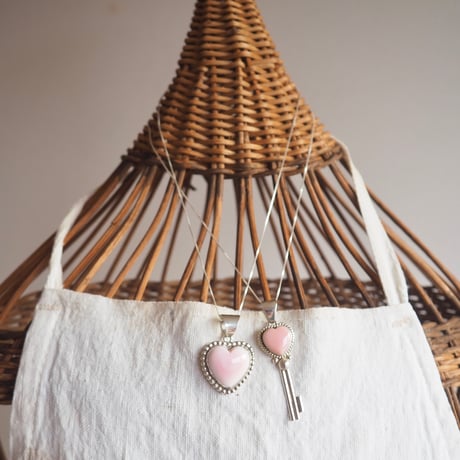 NAVAJO sterling silver conch shell heart necklace