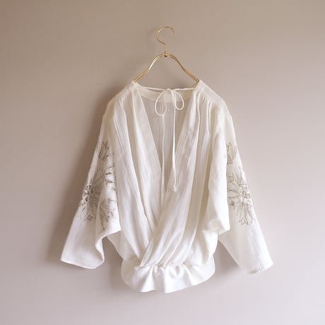 vintage cutwork cache-coeur blouse