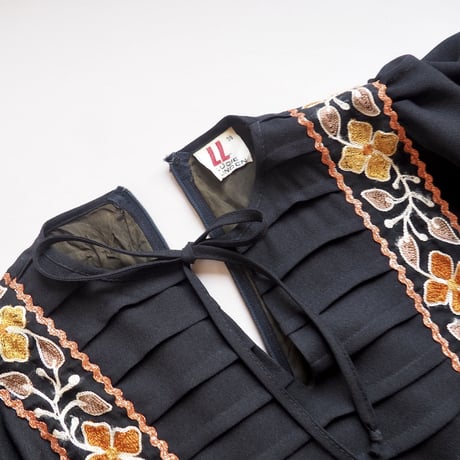 70s embroidered design sleeve maxi dress