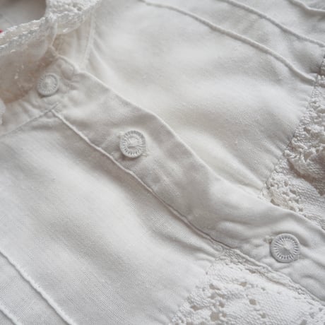 "HALALi" folk lace ruffle blouse