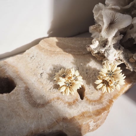 50s plastic flower rhinestone earrings