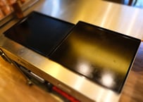 カヌレ用特注黒鉄天板　ハーフサイズ（40cm×30cm）小（中古）写真左側