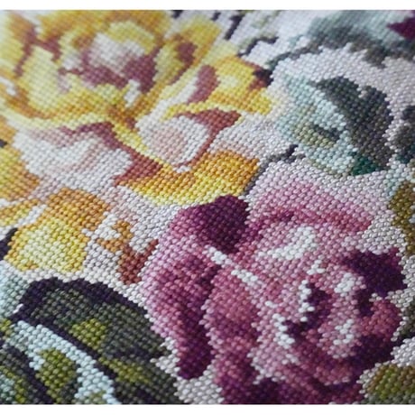 フランスアンティーク 丸型 ニードル刺繍のクッション 花柄 直径42.5 ニードルポイント