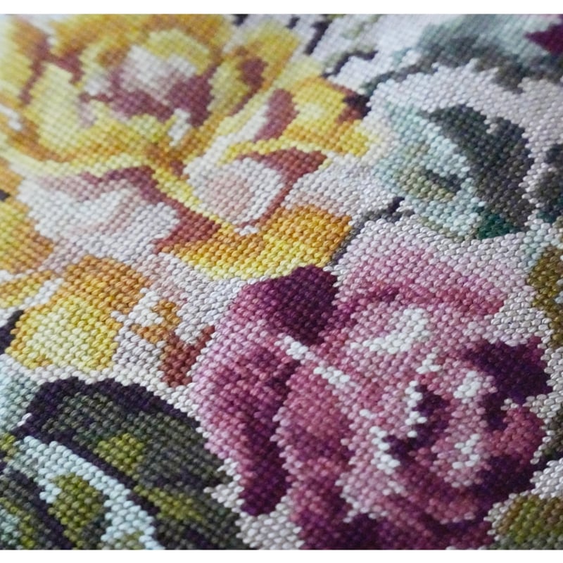 フランスアンティーク 丸型 ニードル刺繍のクッション 花柄 直径