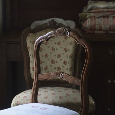 フレンチアンティーク 椅子 ダマスク 赤のイニシャル刺繍 ガーランド