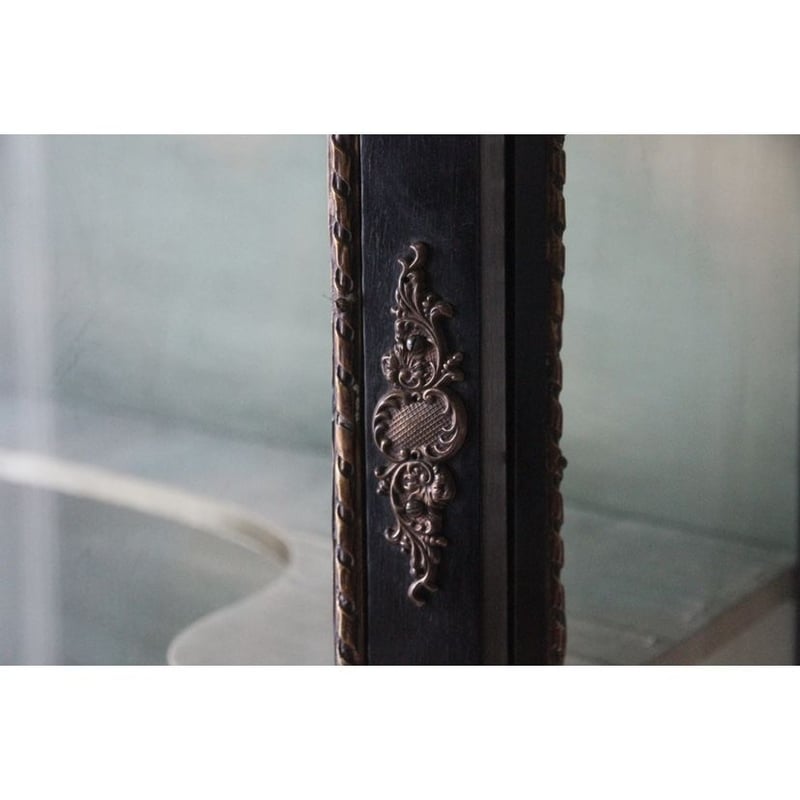 フレンチアンティーク キャビネット 鍵付き テーブル付き 飾り棚 真鍮 