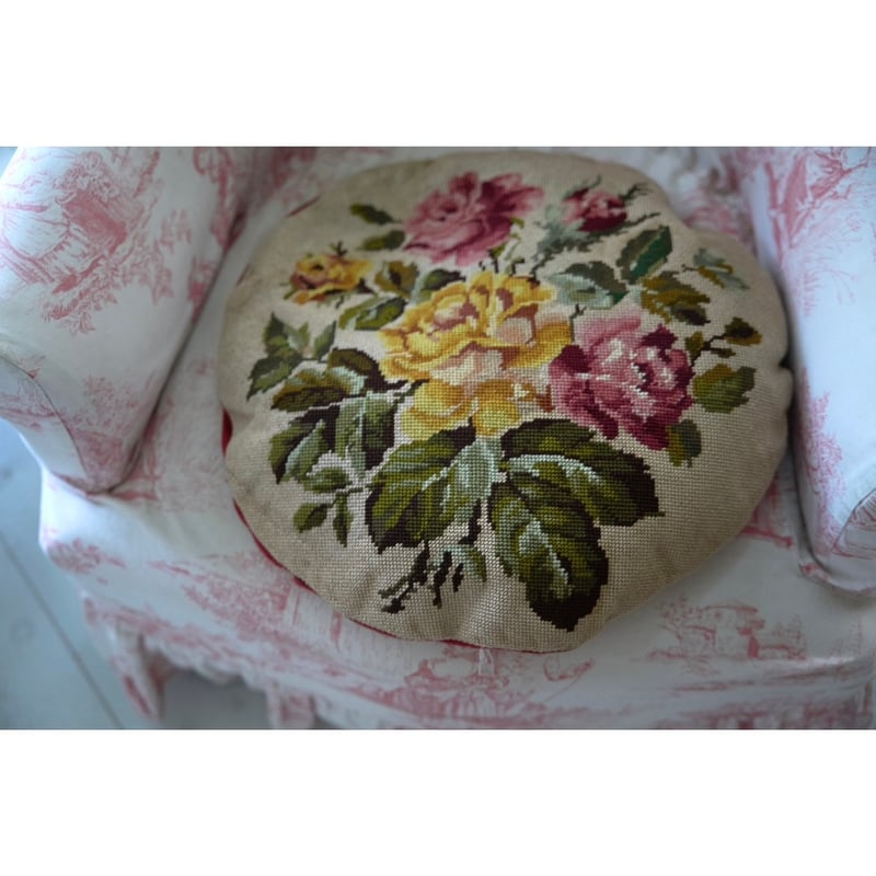 スミレ　花柄刺繍クッション　ニードルポイントクッション フランスアンティーク 丸型 ニードル刺繍のクッション 花柄 直径