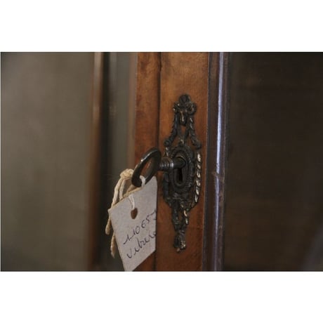 フレンチアンティーク ウォルナット 鍵付き キャビネット 装飾付き 綺麗な形の棚板