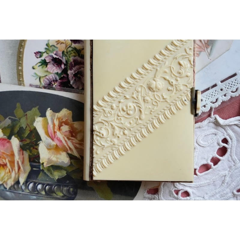 フランスアンティーク 舞踏会 ダンスカード 裁縫道具にも アカンサス柄