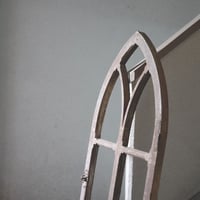 フレンチアンティーク　尖頭アーチの窓枠　建具