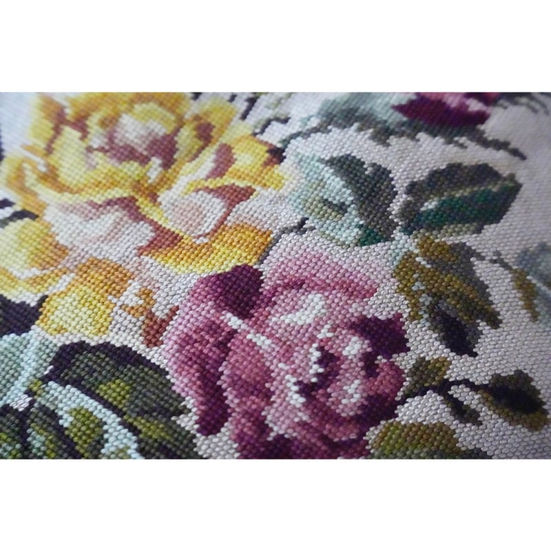 フランスアンティーク 丸型 ニードル刺繍のクッション 花柄 直径