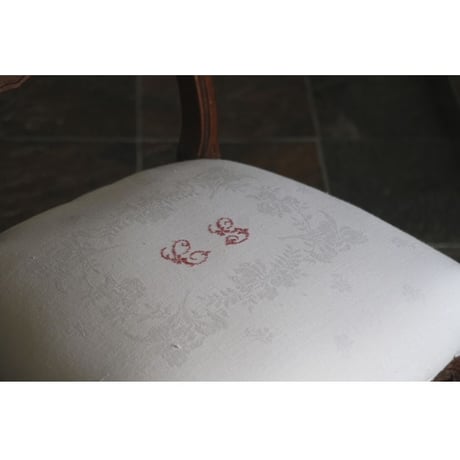 フレンチアンティーク 椅子 ダマスク 赤のイニシャル刺繍 ガーランド