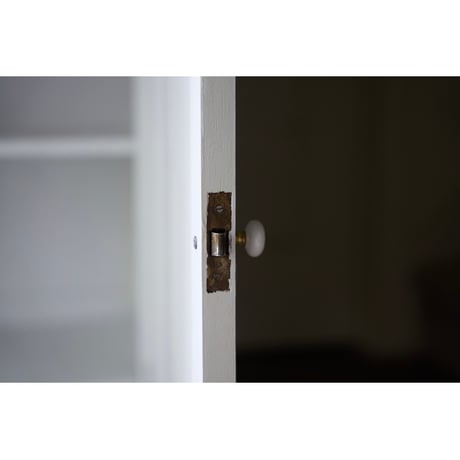 アンティークキャビネット ペイントキャビネット 収納 キャビネット 緩やかにカーブしたガラス フランス　フランスアンティーク