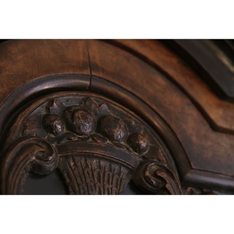 フレンチアンティーク ウォルナット 鍵付き キャビネット 装飾付き 綺麗な形の棚板