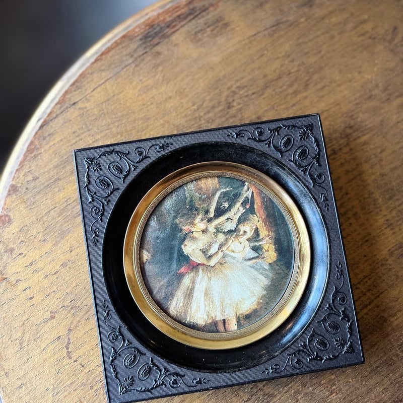 エボナイトのアンティーク額 地模様とオリジナル球面硝子 | Clair de