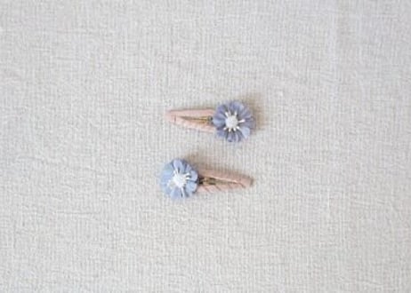 single flower clip -blue margaret-