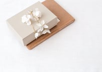 白い布花のチェーンピアス