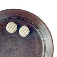 【南部菱刺し】ヤシャブシ染めのイヤリング｜日常に使う少し大きめ