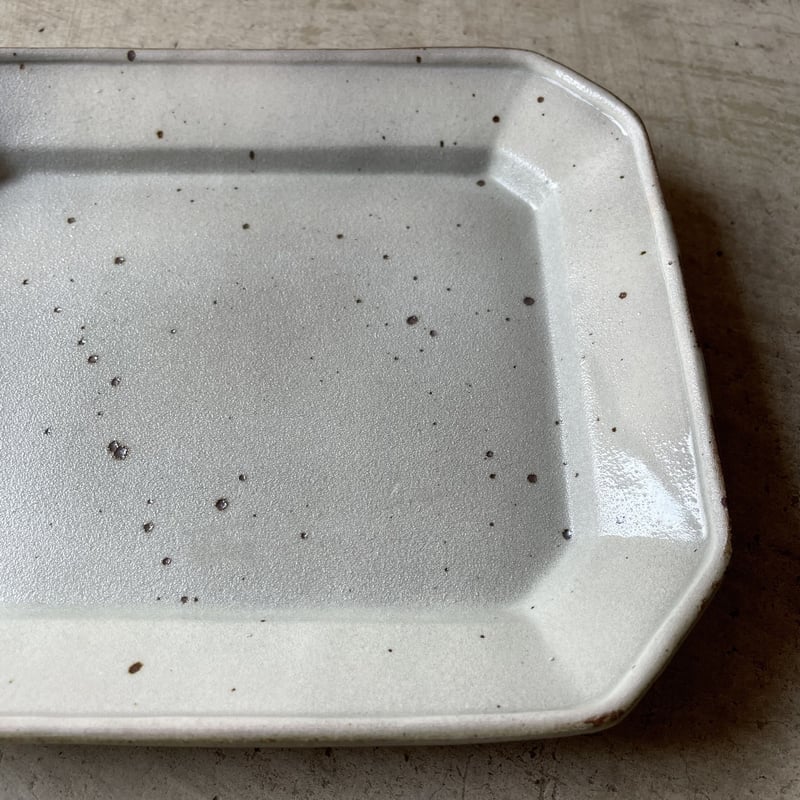 喜田美智子 八角皿 (大 ) 飴釉／粉引 | Linné