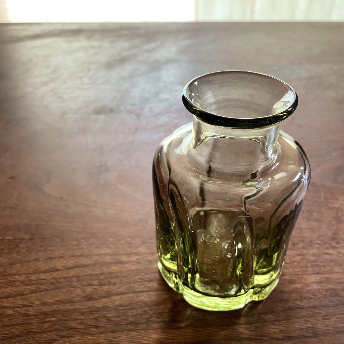 片山悟子 花瓶(中)薄茶緑 | Linné 片山悟子 花瓶(中)薄茶緑 | Linné