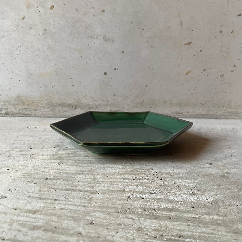 喜田美智子 六角皿（茶／緑） | Linné