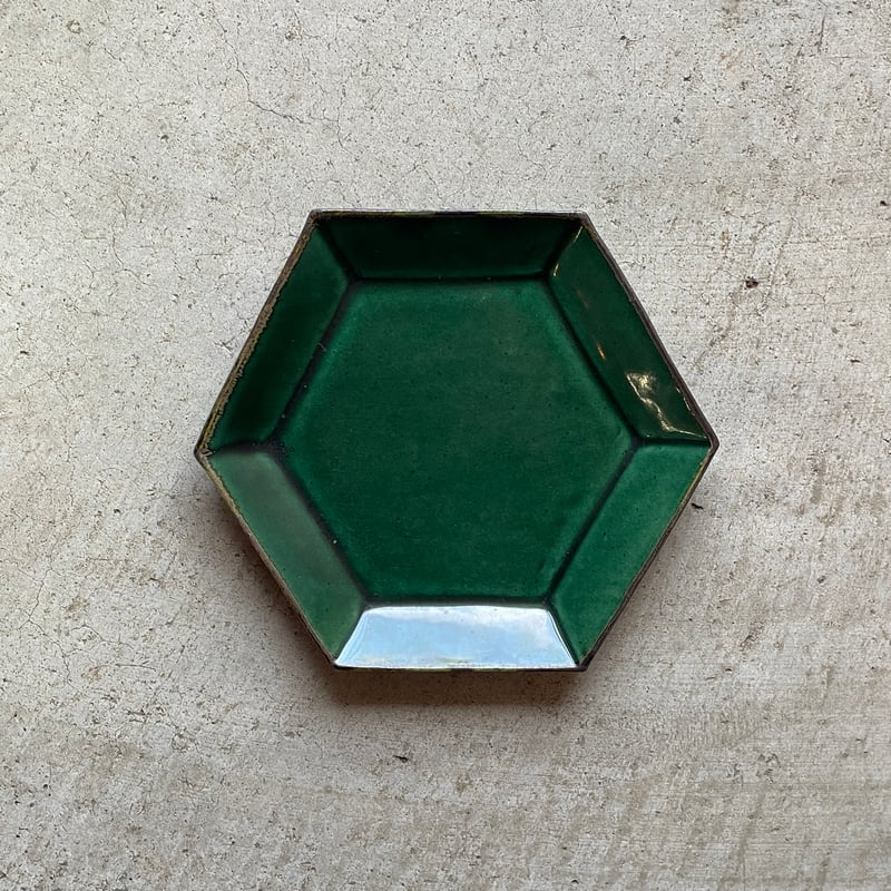 母の手シリーズ•六角平皿※最後一点です 喜田美智子 六角皿（茶／緑） | Linné