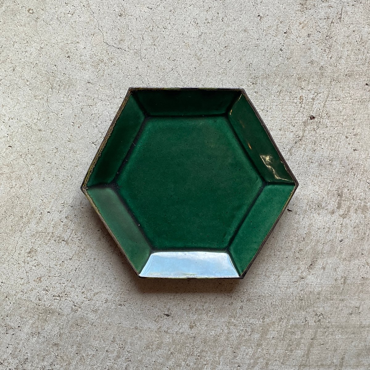 喜田美智子 六角皿（茶／緑） | Linné