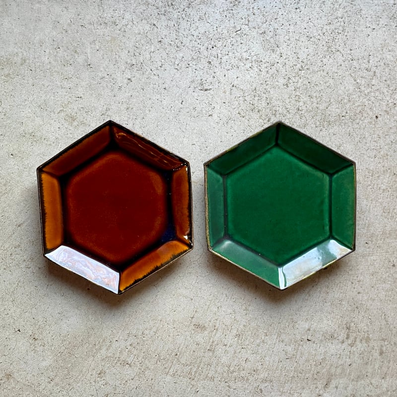 喜田美智子 六角皿（茶／緑） | Linné