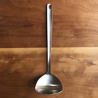 すくいやすく注ぎやすいレードル