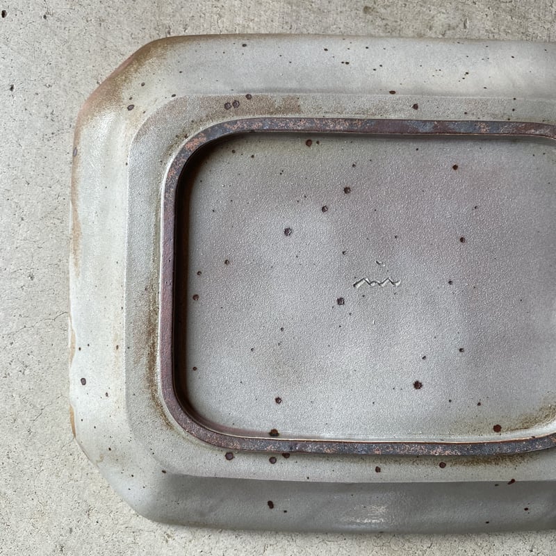 喜田美智子 八角皿 (大 ) 飴釉／粉引 | Linné