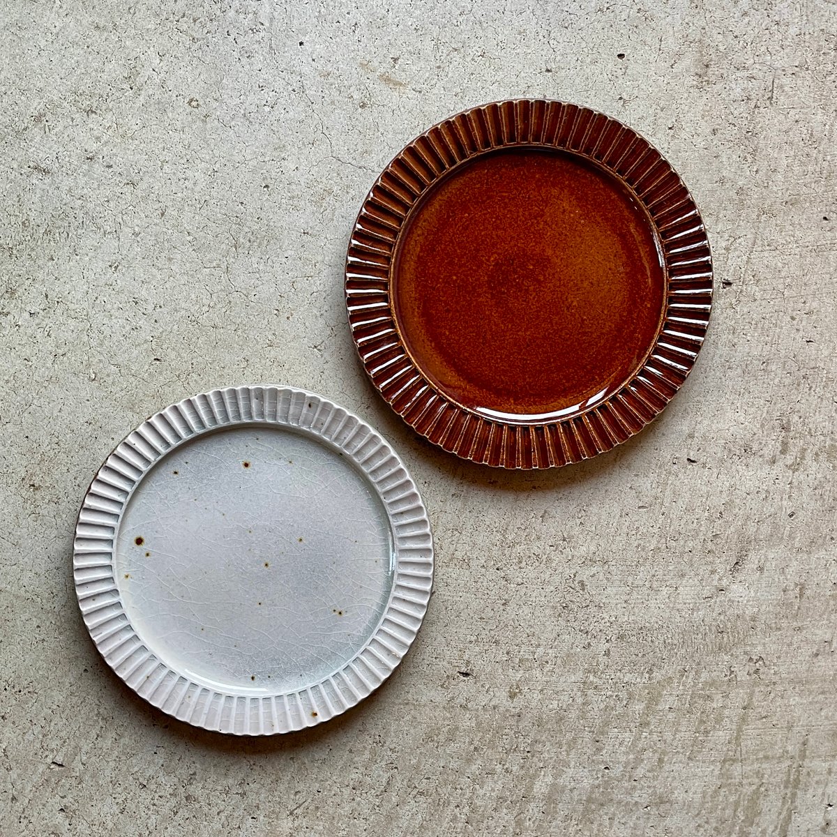 喜田美智子 5寸皿（茶／白） | Linné