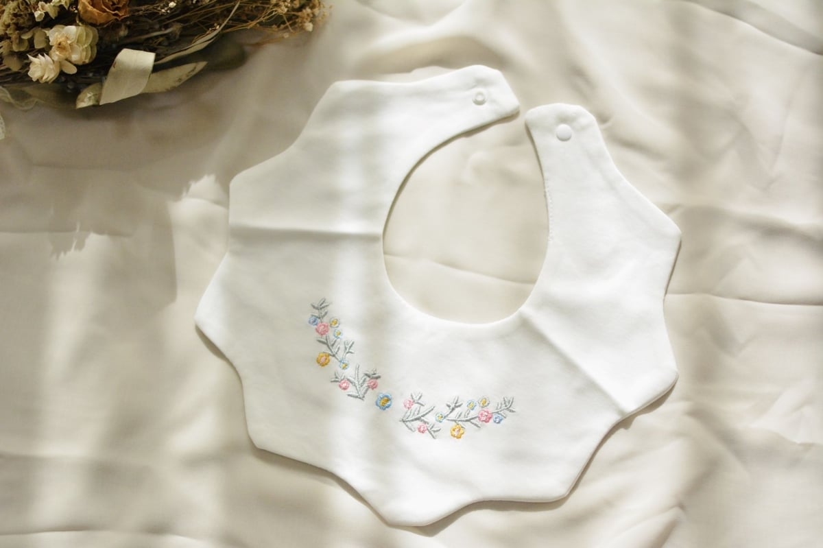 即納】やさしいお花の刺繍が可愛い…♡なみなみスタイ よだれかけ 出産