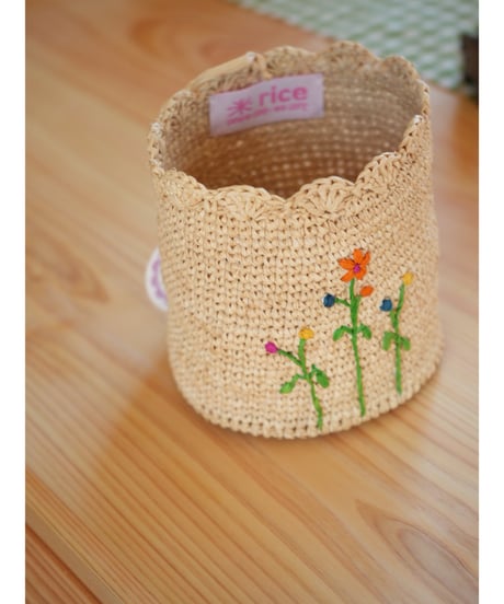 ラフィアかぎ針編み小物入れ　フラワー刺繍　/　rice