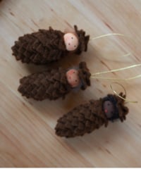 まつぼっくりの赤ちゃん　　ハンギング　/Ambrosius　dolls