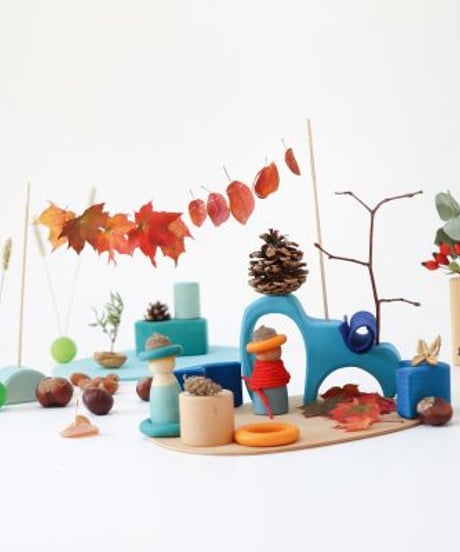 Small world play by the water / グリムス