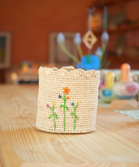 ラフィアかぎ針編み小物入れ　フラワー刺繍　/　rice