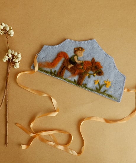 Waldorf crown / poems for butter cup