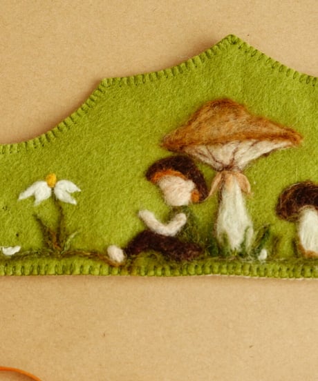 Waldorf crown / poems for butter cup