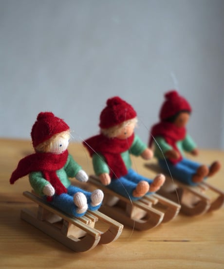 ソリに乗った男の子　ハンギング　/　Ambrossius dolls