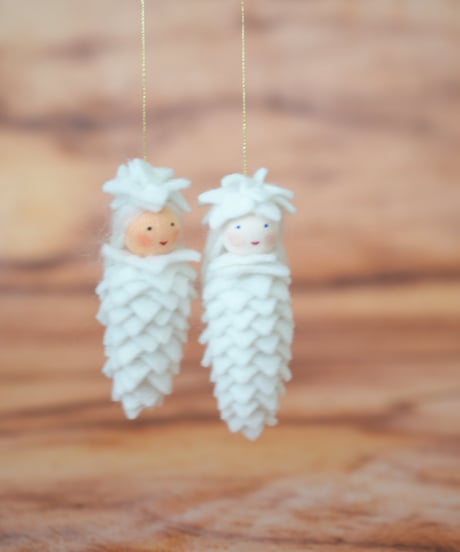 まつぼっくりホワイト　ハンギング / Ambrosius dolls
